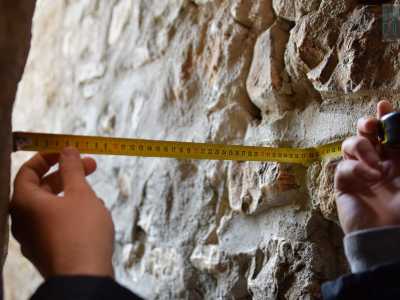 La stradina in questione � lunga una ventina di metri e collega via Ciampolillo e vico I� Croce. � affiancata da due muri in pietra e nel suo punto pi� "claustrofofico" � ampia appena 38 centimetri